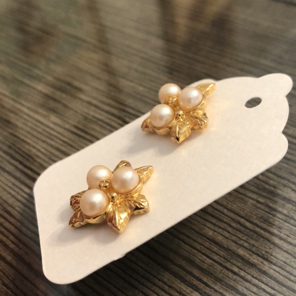 Vintage Avon Three Pearl Earrings Floral - Picture 9 of 9